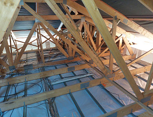 Zateplení stropu patrového domu pomocí foukané izolace